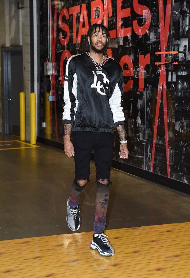 詹姆斯篮板抢断关键时刻锁定胜局（詹姆斯关键篮板与抢断，一举锁定胜利）