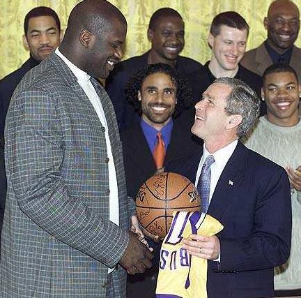 米兰补强后防线时出现新名字：萨索洛的杰伊·伊德泽斯（米兰后防引援现新目标：萨索洛中卫杰伊·伊德泽斯）