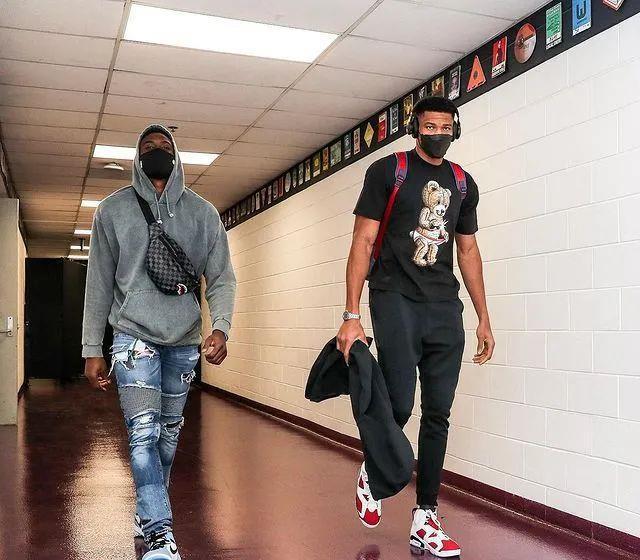 土媒：土超球员返回途中汽车突然起火，好在球员本人提前下车（土超球员返程途中座驾突发起火，所幸本人已先行下车）