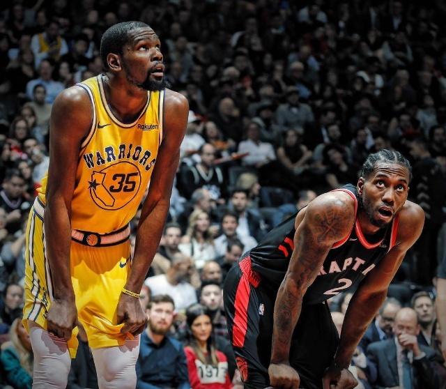 莱奥：我正在学习踢中锋，球队在场内场外都在帮助我（莱奥：正适应中锋角色，全队在场上场下给予支持）