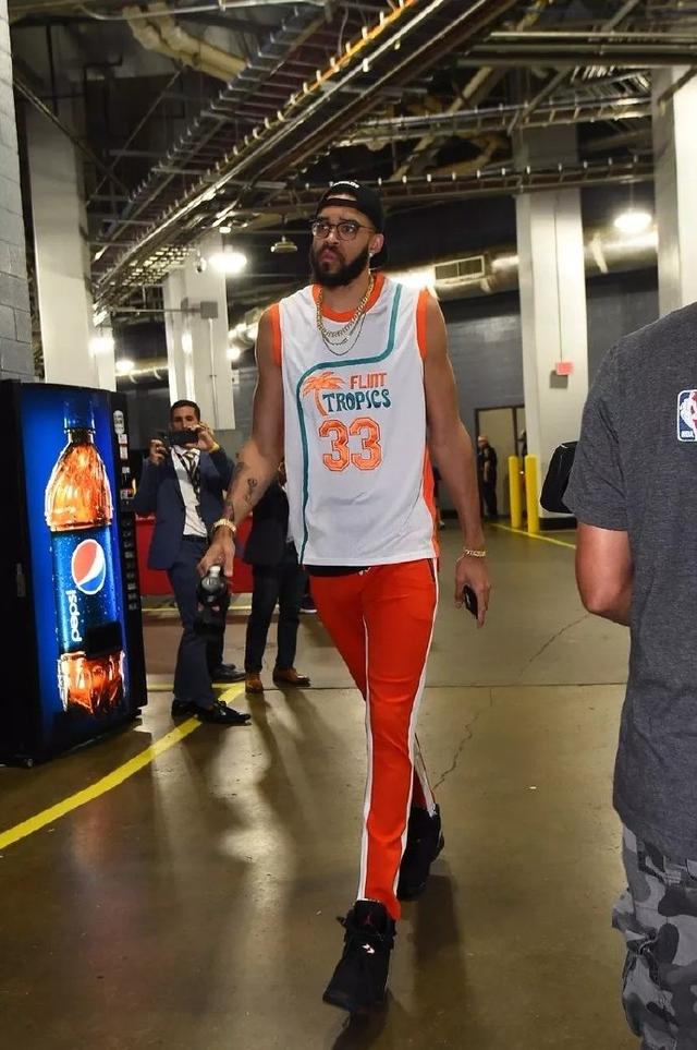 教练：你去给我盯住7号，“膏药式”防守的最高境界就是人盯人“你就说盯的死不死吧”（教练下令：锁死7号！膏药式防守的极致是人盯人——就问盯死不盯死）